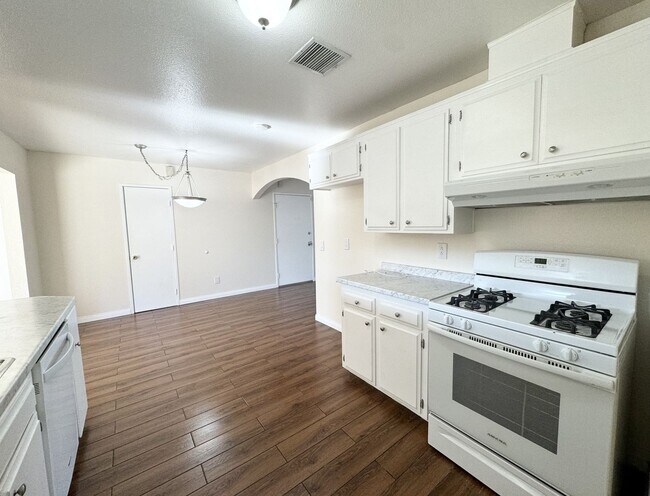 Building Photo - AVAILABLE NOW!! 3 Bed / 2 Bath Home in Des...