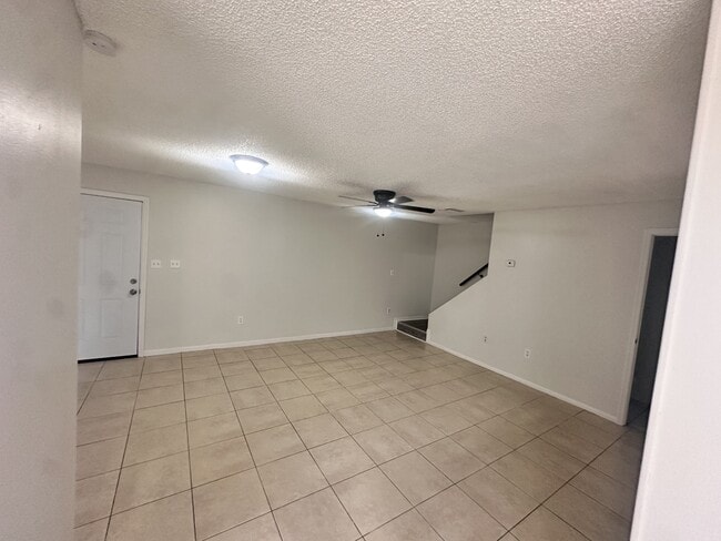 Building Photo - 1013 Spring Meadow Dr