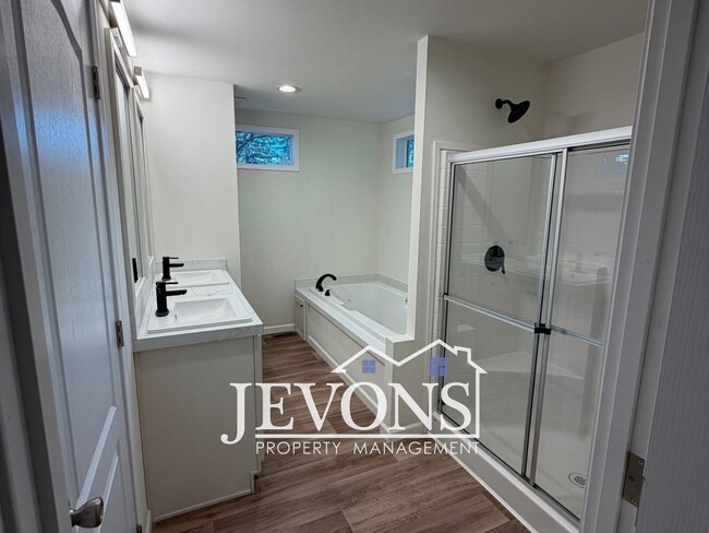 Building Photo - Charming Maple Valley Home on a Quiet Residential Street