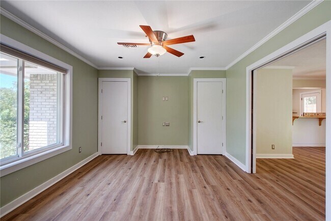 Building Photo - 900 Aurora Cir