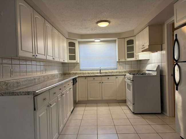 Building Photo - Gulfpfort Home With A Bonus Room