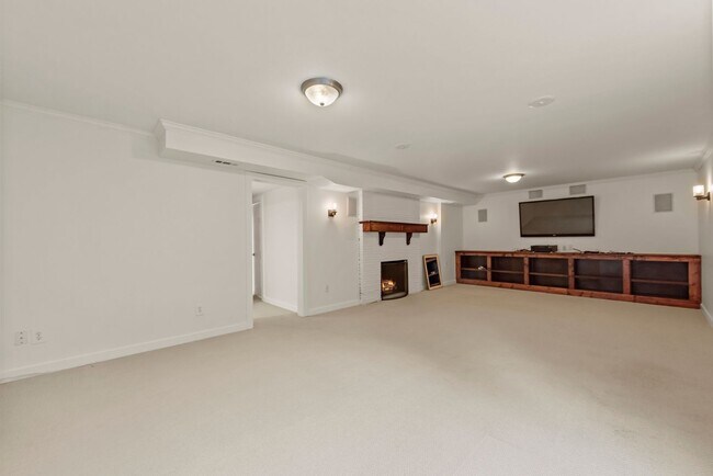 Building Photo - Beautiful 3 bed/2.5 bath Split Level Home – Close to Boeing & The Landing