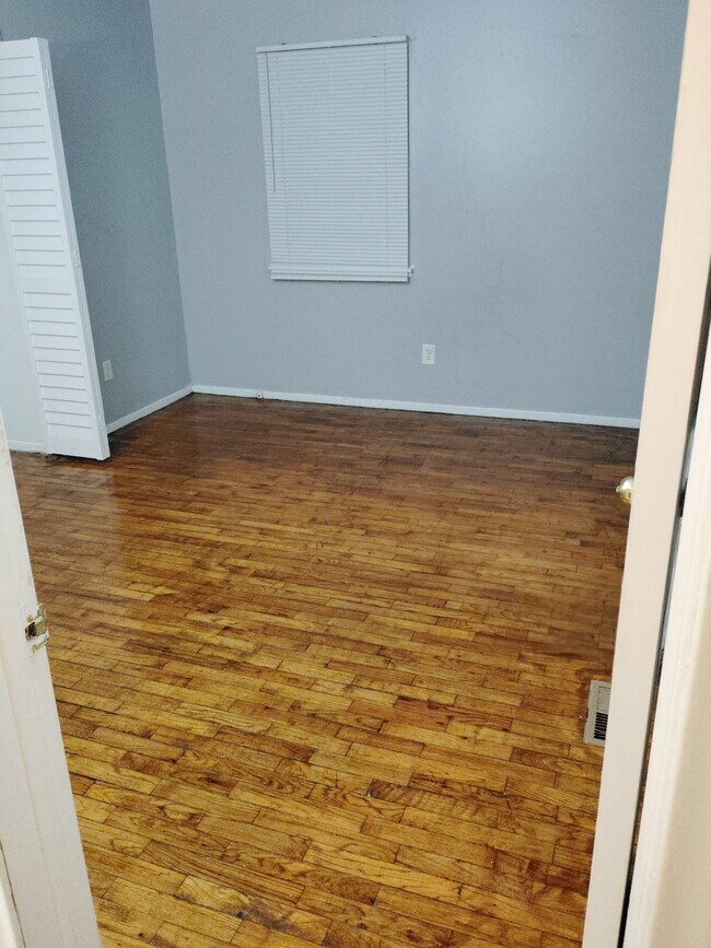 Building Photo - 5914 Cloverlawn Dr