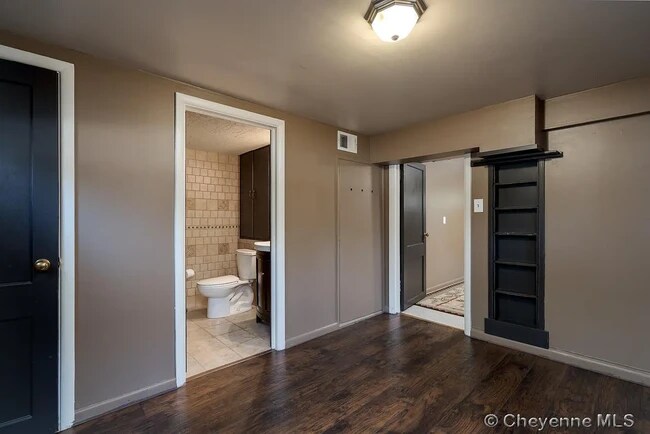 Building Photo - 400 E 5th St