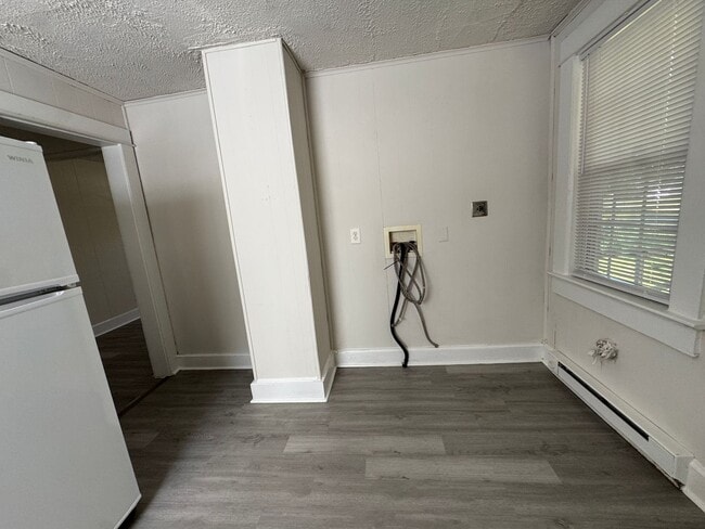 Building Photo - MINUTES TO DOWNTOWN FREDERICKSBURG - 2 BEDROOM COTTAGE