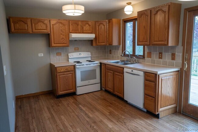 Building Photo - 1555 E South Blvd