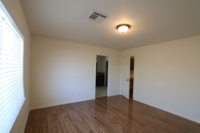 Building Photo - Cozy 3 bedrooms