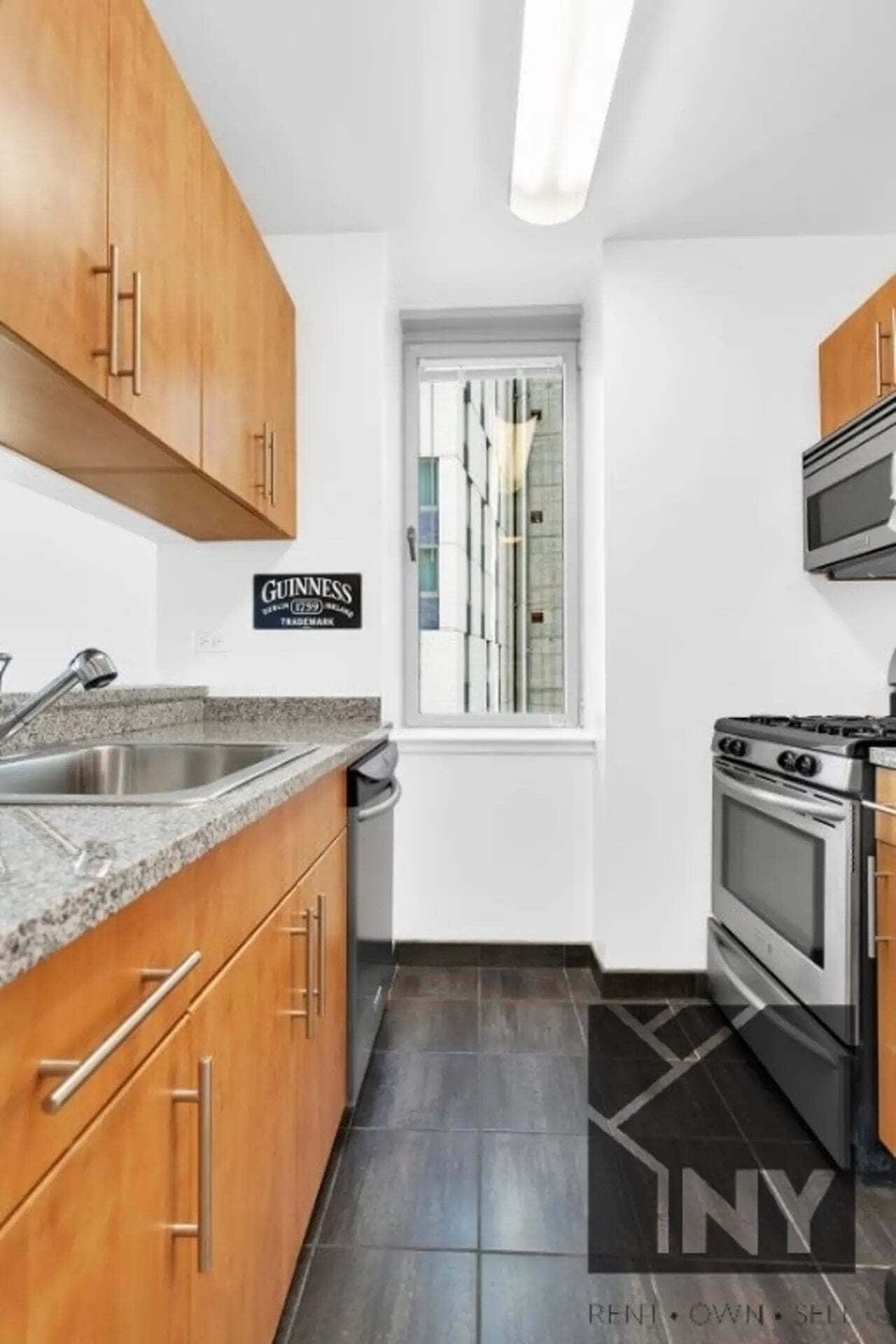 Building Photo - 2 Maiden Ln