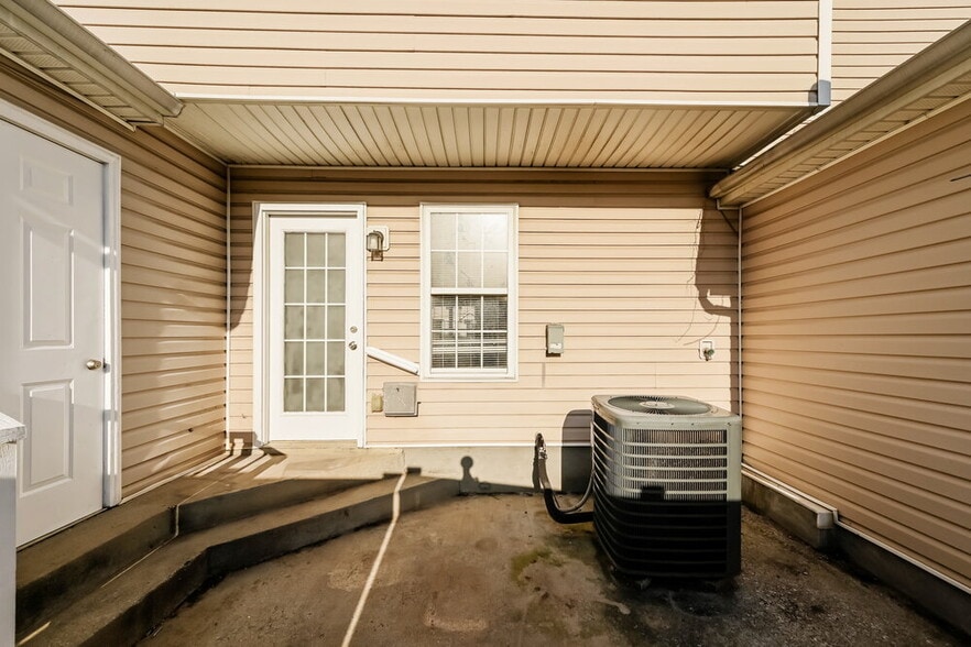 Building Photo - 8021 Logan Dr