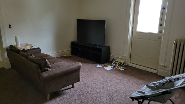 Building Photo - 2 bedroom 1 bath - available for June 1st right across the street from UWEC!