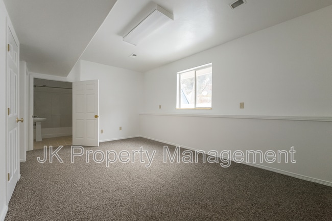 Building Photo - 819 6th Ave S