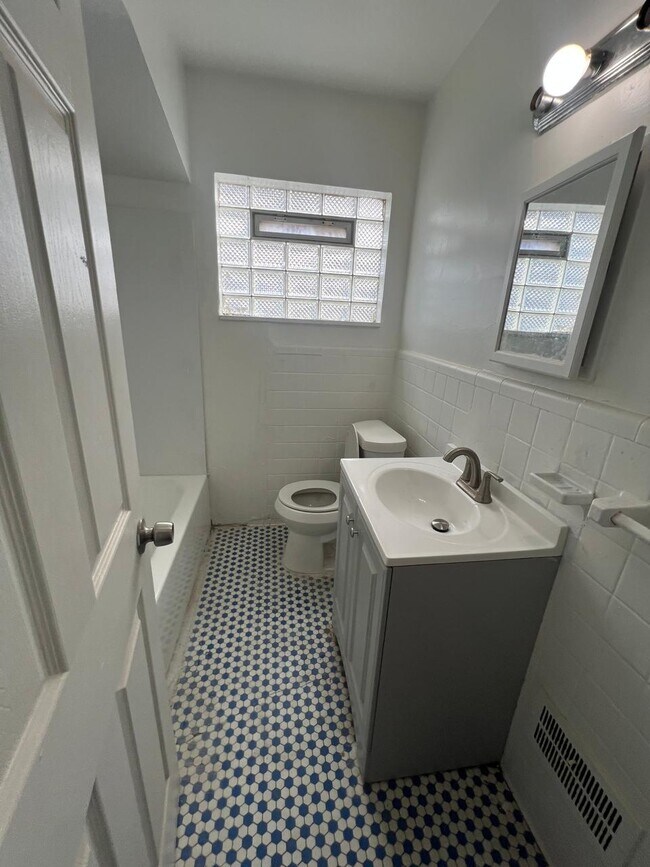 Building Photo - 10141 Roxbury St