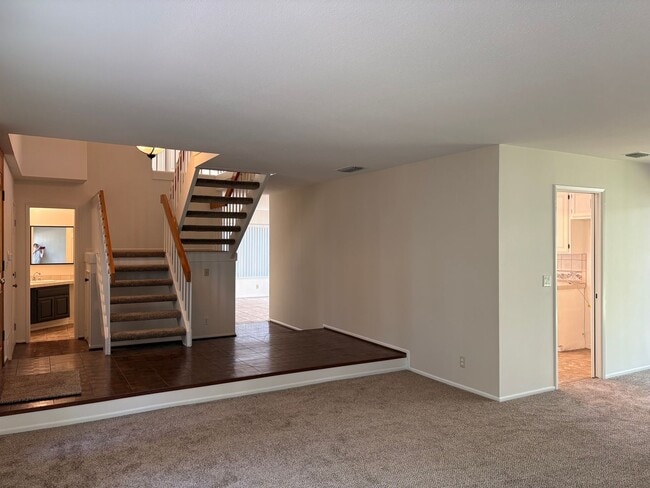Building Photo - Spacious 5 bedroom 2 1/2 bathroom Westpark...