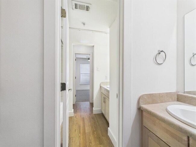 Building Photo - 711 W 32nd St