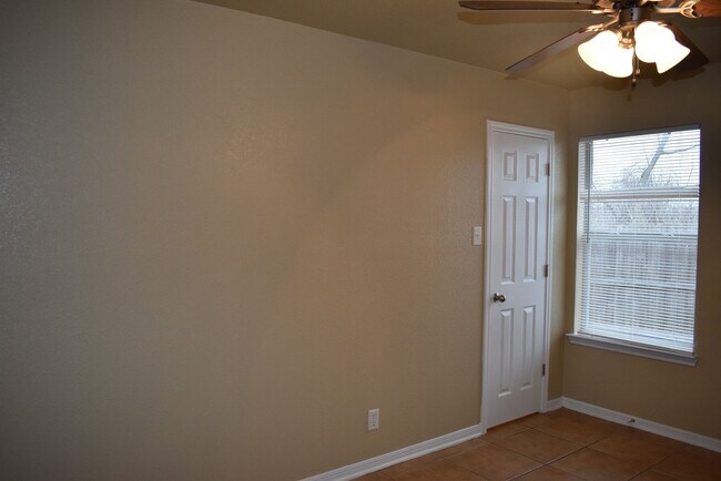 Building Photo - 1600 Nicholas Cir