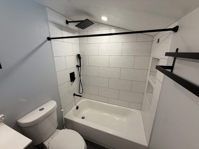 Building Photo - Luxury 3-Bedroom, 1-Bathroom House in Broo...