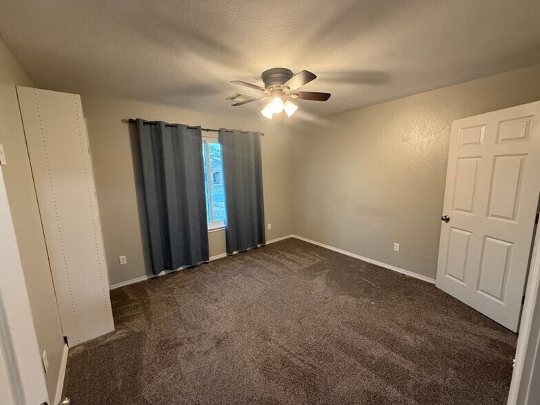 Building Photo - 404 E 9th St