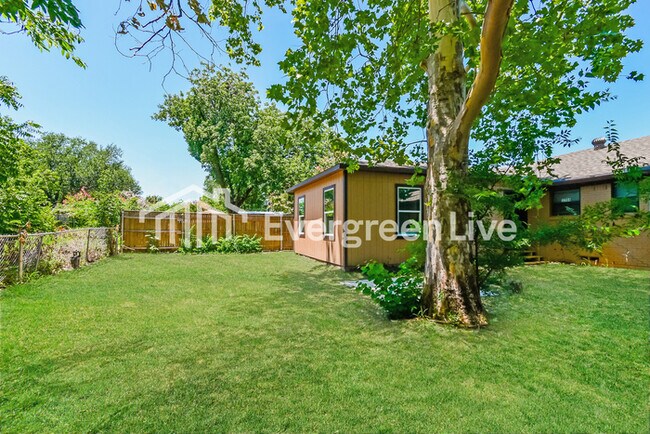 Building Photo - 3504 Hilton Dr