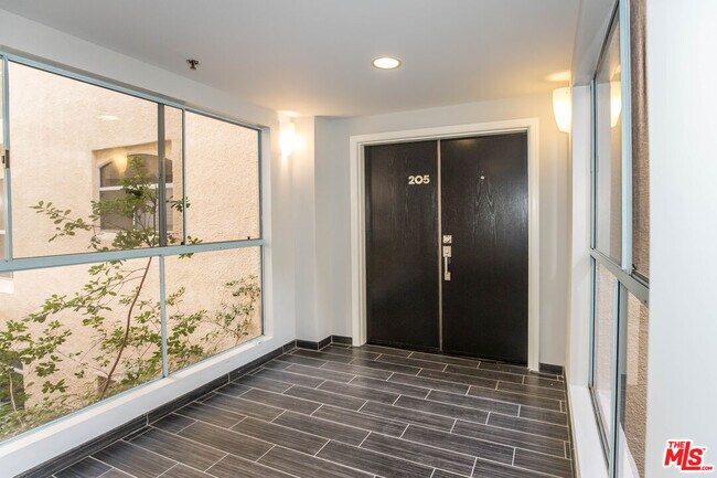 Building Photo - 410 S Barrington Ave