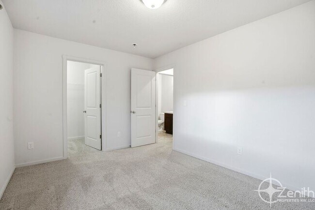 Building Photo - 11745 NE 22nd Way