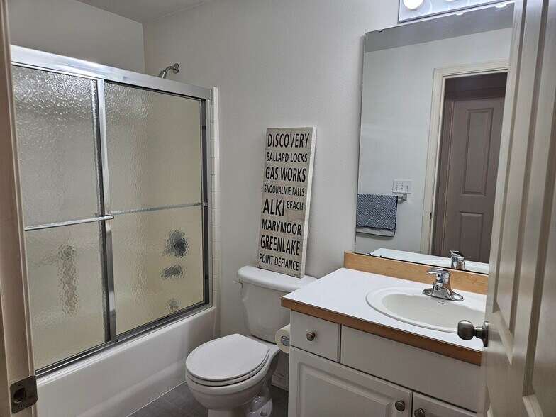 Second full bathroom - 18621 Blueberry Ln