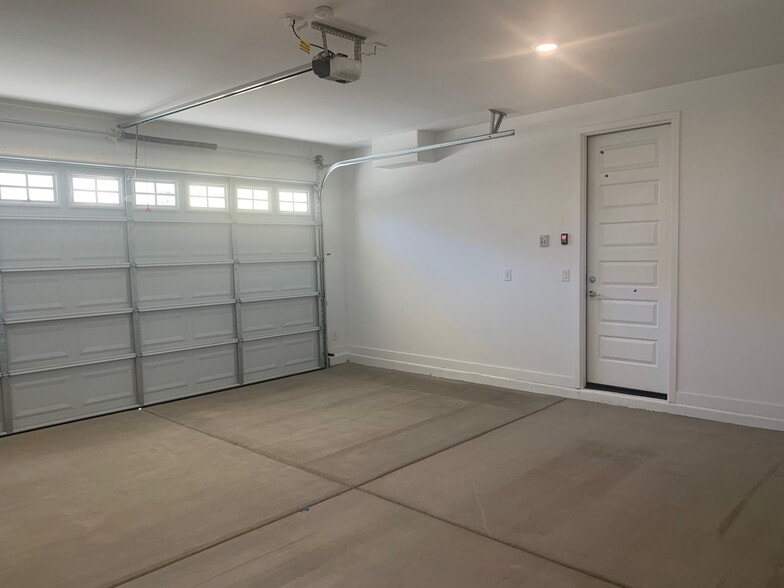 Building Photo - 9923 E Tiburon Ave