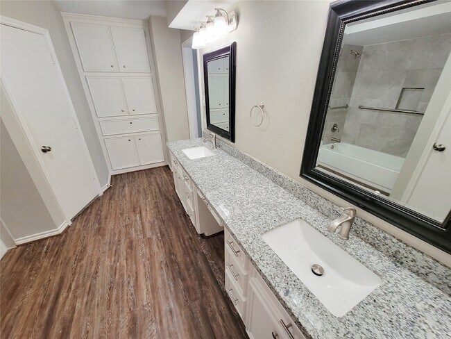 Building Photo - 6606 Brittany Park Ln