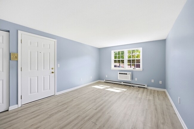 Building Photo - 8 Maple Crest Cir