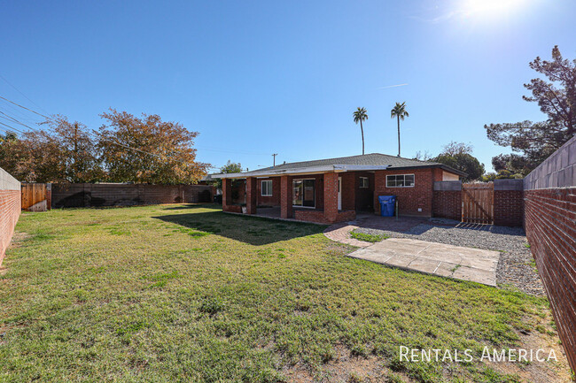 Building Photo - 3102 E Montecito Ave