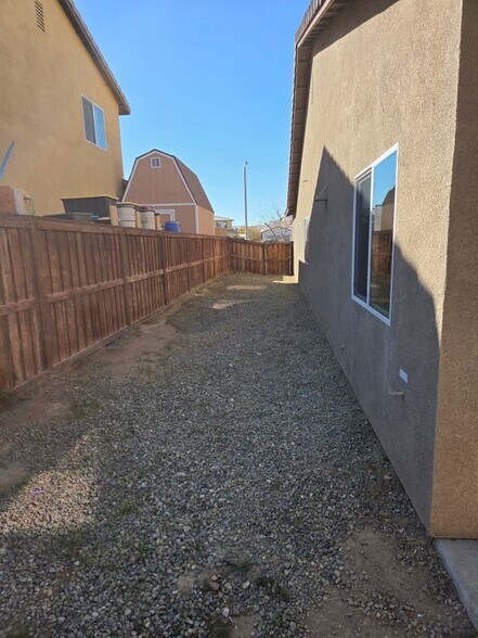 Building Photo - 14245 Tierra Del Sur St