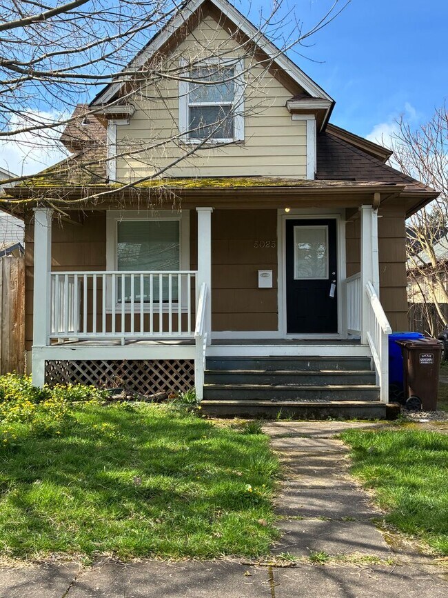 Building Photo - Adorable 3bdrm Home in Great Neighborhood! Lovely Yard!
