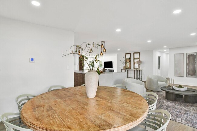 Building Photo - 380 S Church St