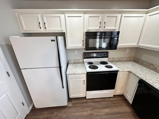 Building Photo - Lovely 2-Bedroom, 1.5-Bath Townhome in a Desirable Hamburg Location!