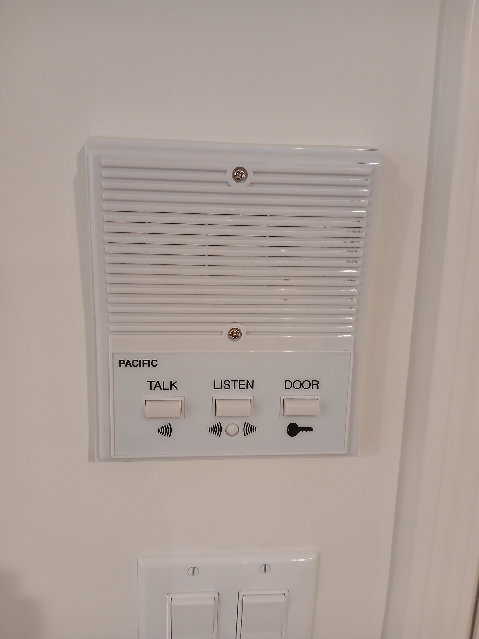 intercom system - 2221 W Winnemac Ave
