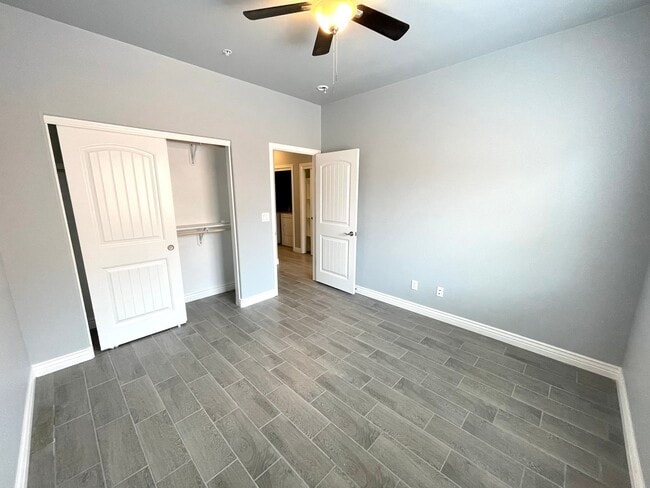 Building Photo - Beautiful 3 Bedroom Townhome Near Kingman Hospital!