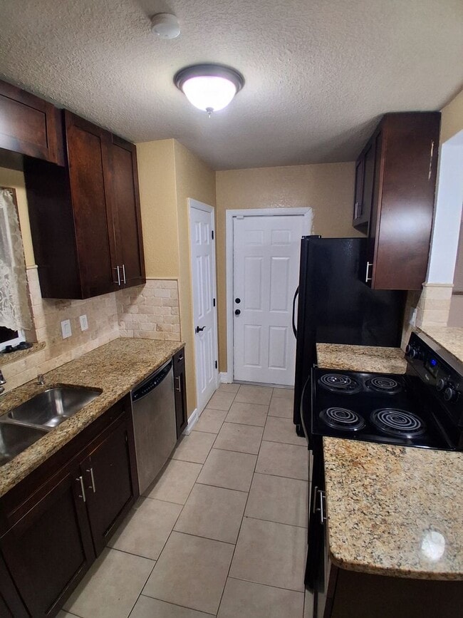 Building Photo - 21995 Catherine Ave