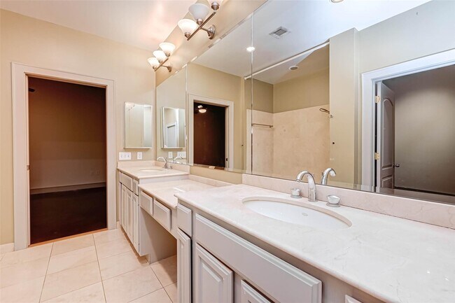 Building Photo - 1616 Fountain View Dr