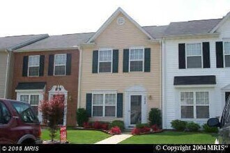 Building Photo - Cozy 2 Bedroom Townhome Close to EVERYTHING!
