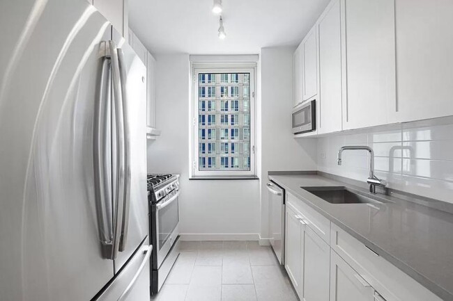 Building Photo - 3 bedroom in New York NY 10036