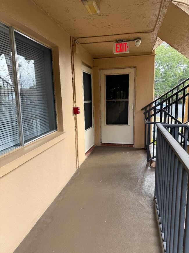 Building Photo - 2525 W Bay Dr