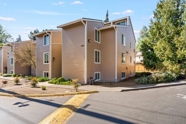 Building Photo - Well Maintained Condo