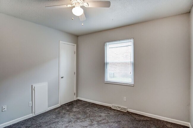 Building Photo - 515 Green Valley Dr