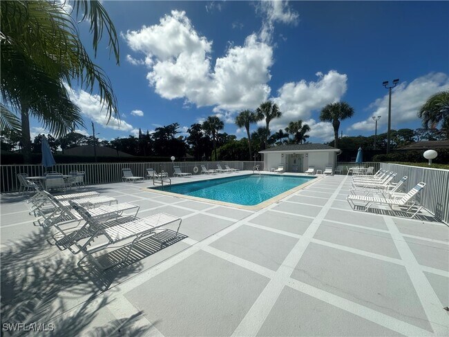 Building Photo - 1320 Charleston Square Dr