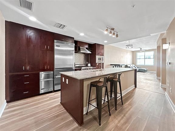 Building Photo - 1120 E Kennedy Blvd