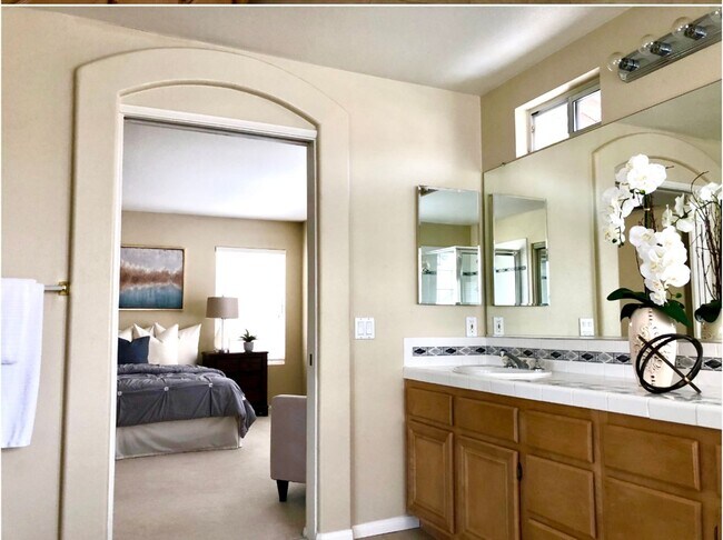 Building Photo - Spacious 4-Bedroom/2.5-Bath Home with Char...