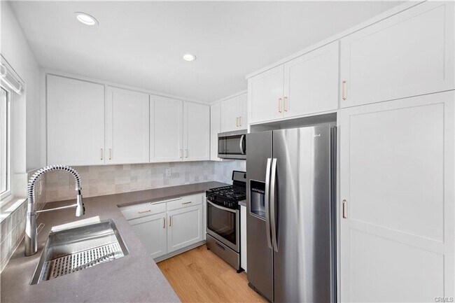 Building Photo - 223 Avenida Victoria