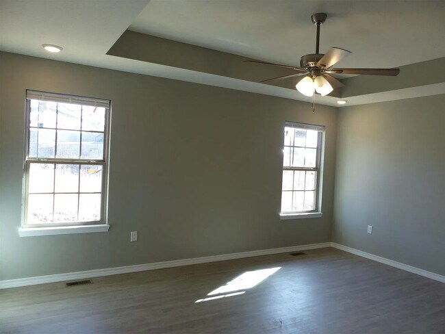 Building Photo - 3 Bedroom Ozark Home Available! Great Neighborhood!