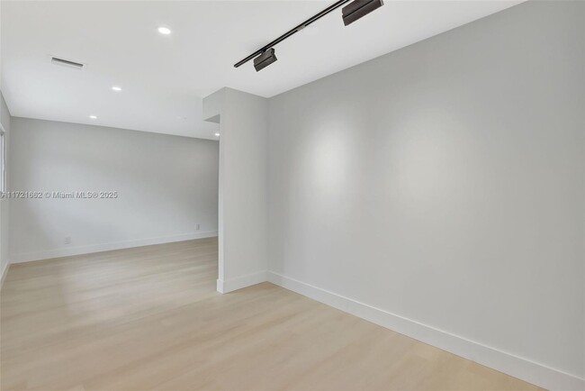 Building Photo - 1720 SW 23rd Ave