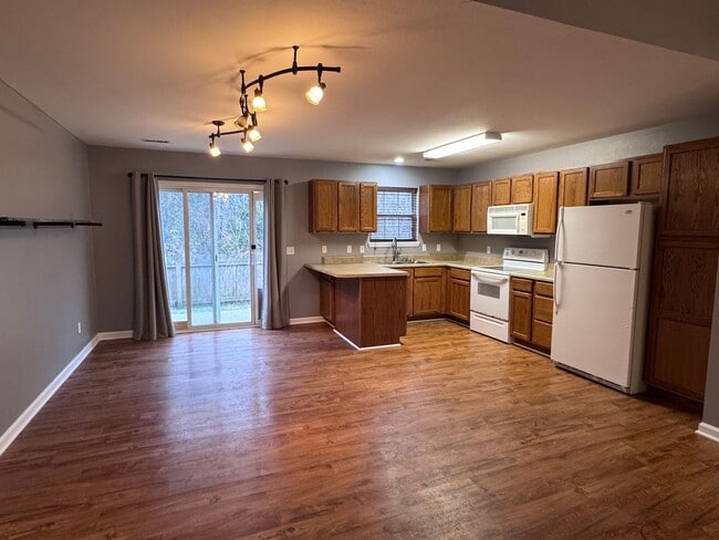 Building Photo - 3 Bedroom Home Close to FLW!