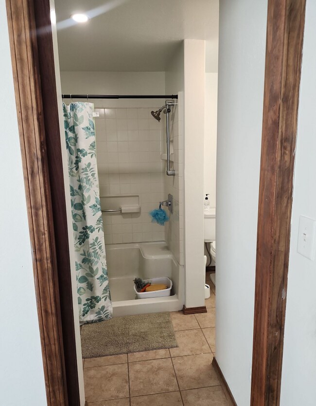 Building Photo - 3 bed 2 bath house